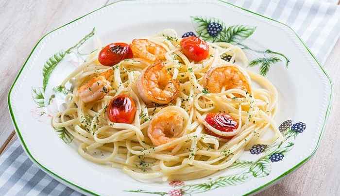 plato de espaguetis con gambas