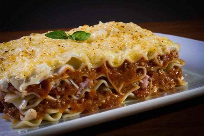 porción de lasaña de carne