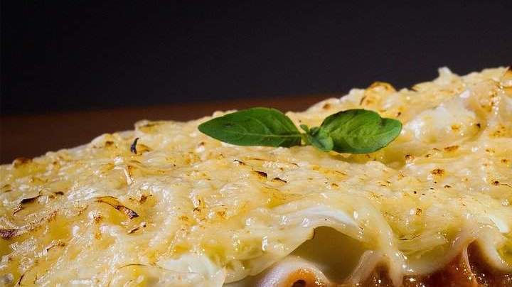 porción de lasaña de carne