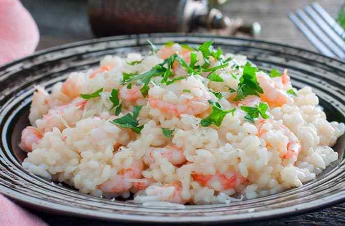 plato con risotto de gambas