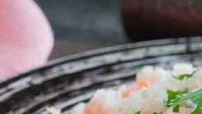 plato con risotto de gambas