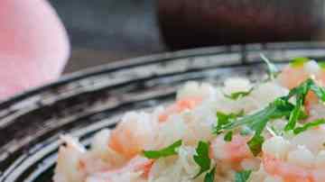 plato con risotto de gambas