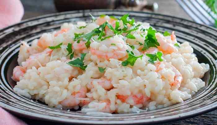 plato con risotto de gambas