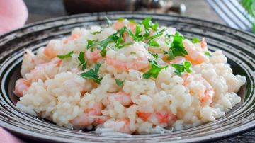 plato con risotto de gambas