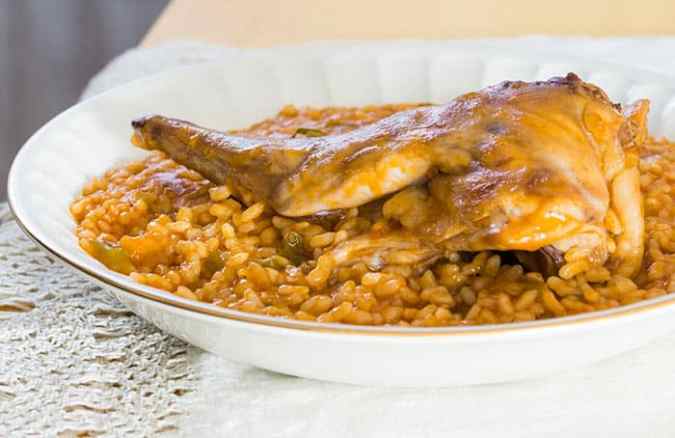 plato de arroz con conejo
