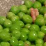 sartén con guisantes con jamón