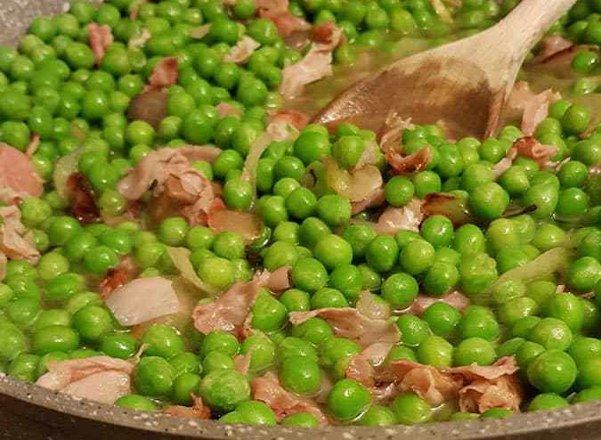 sartén con guisantes con jamón