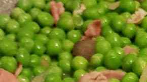 sartén con guisantes con jamón