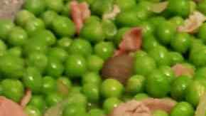 sartén con guisantes con jamón