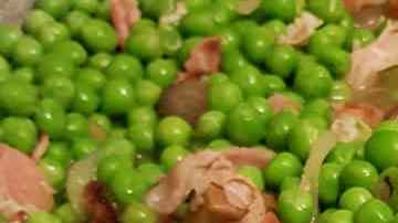 sartén con guisantes con jamón