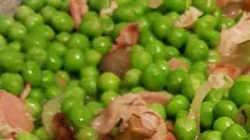 sartén con guisantes con jamón