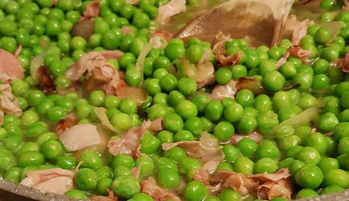 sartén con guisantes con jamón