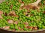 sartén con guisantes con jamón