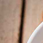 natillas caseras en una taza con cuchara