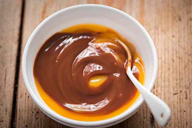 natillas caseras en una taza con cuchara