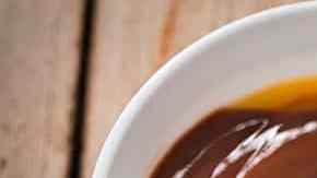 natillas caseras en una taza con cuchara