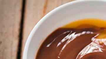 natillas caseras en una taza con cuchara