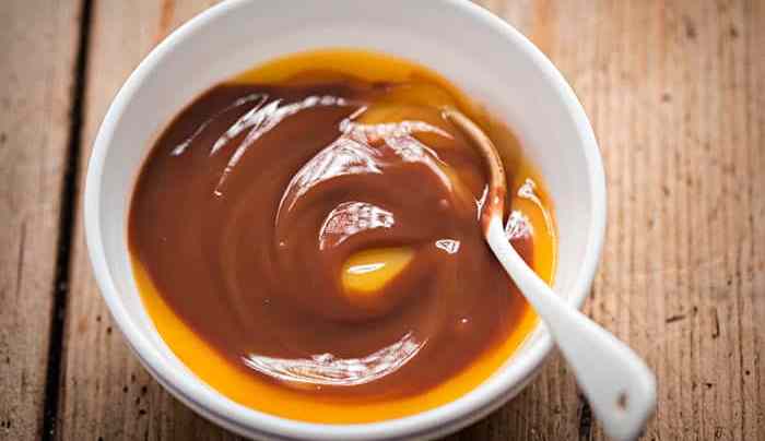 natillas caseras en una taza con cuchara