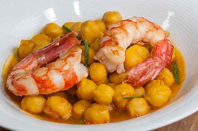 plato de garbanzos con langostinos