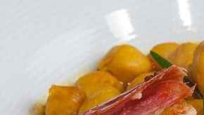 plato de garbanzos con langostinos