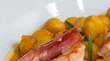 plato de garbanzos con langostinos