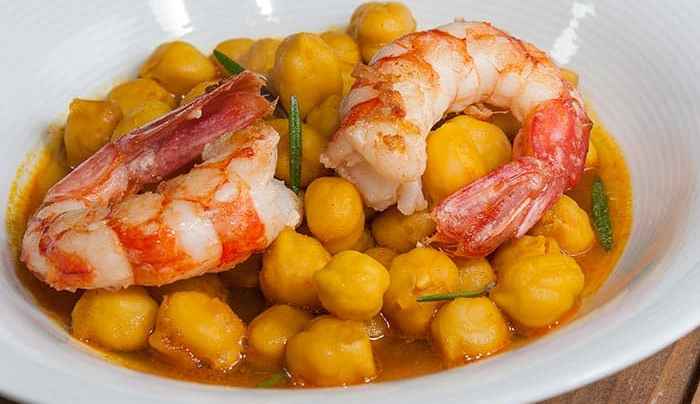 plato de garbanzos con langostinos
