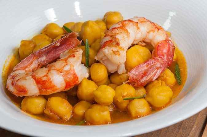 plato de garbanzos con langostinos