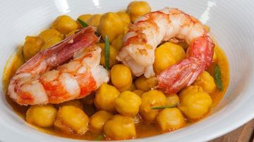 plato de garbanzos con langostinos