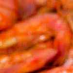 muchos langostinos al horno listos para comer