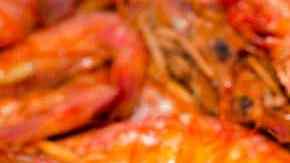 muchos langostinos al horno listos para comer