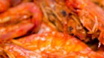 muchos langostinos al horno listos para comer