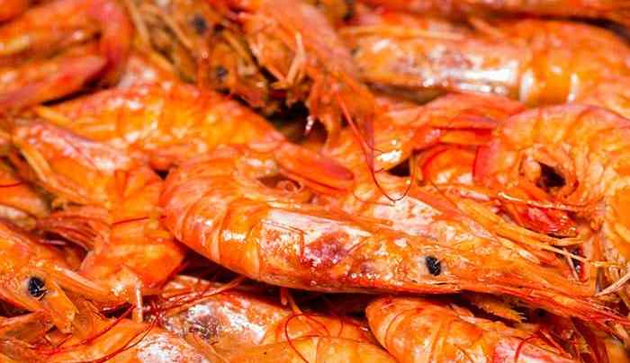 muchos langostinos al horno listos para comer