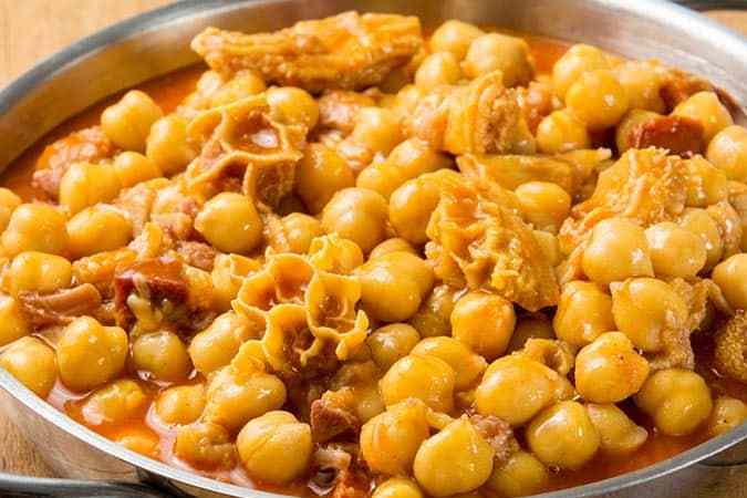 cazuela de callos con garbanzos