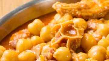 cazuela de callos con garbanzos