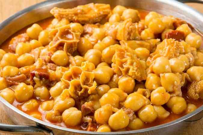 cazuela de callos con garbanzos
