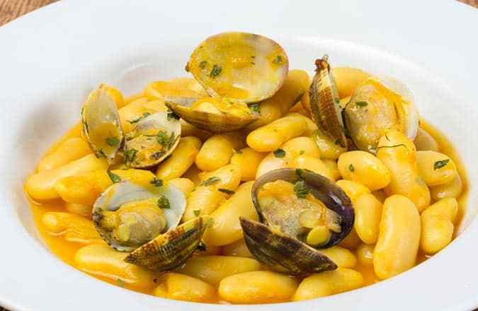 plato de fabes con almejas