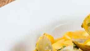 plato de fabes con almejas