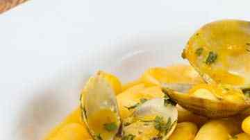 plato de fabes con almejas