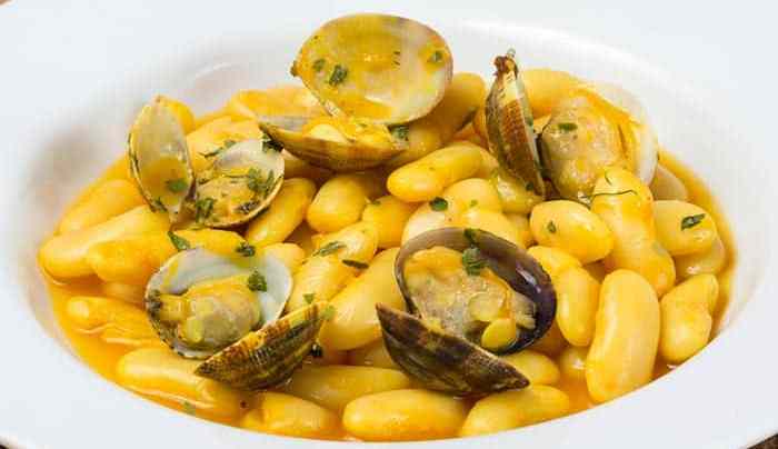 plato de fabes con almejas