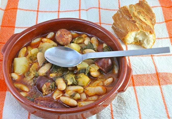 plato de pote asturiano o pote de berzas