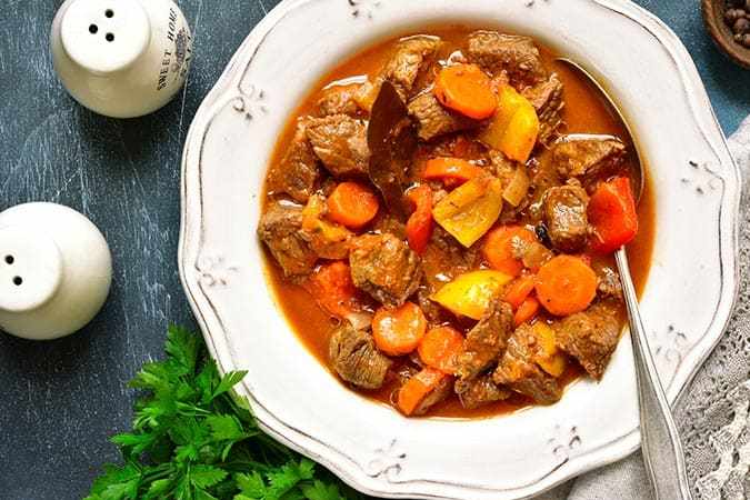 plato con ternera en salsa