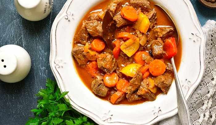 plato con ternera en salsa