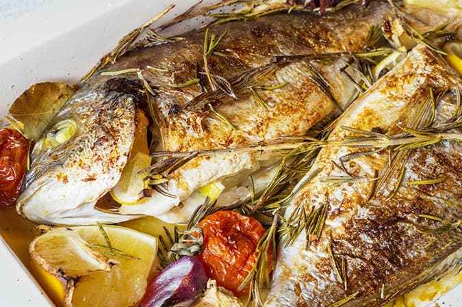 bandeja con besugo al horno