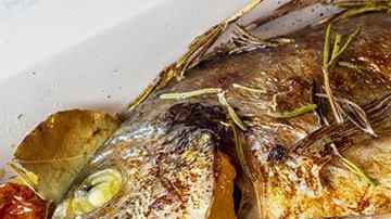 bandeja con besugo al horno
