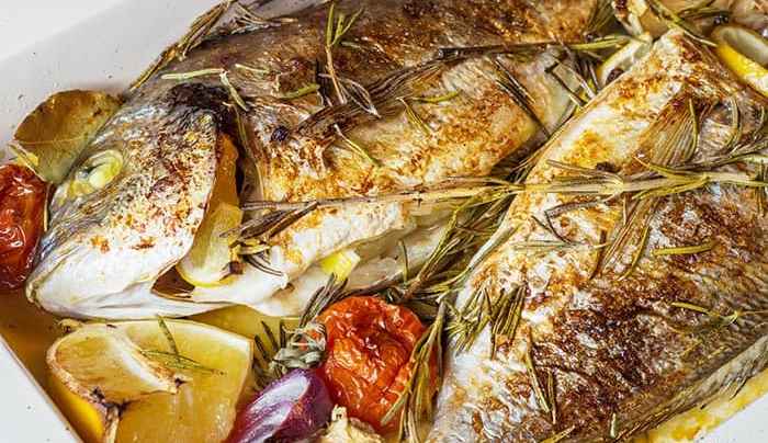 bandeja con besugo al horno