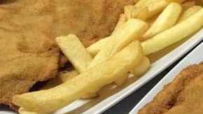 cachopo con patatas fritas