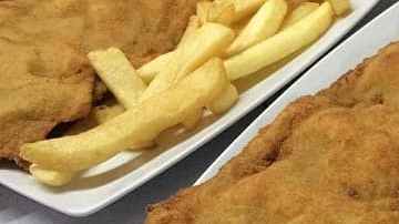 cachopo con patatas fritas