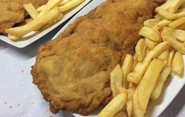 cachopo con patatas fritas