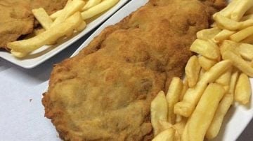 cachopo con patatas fritas