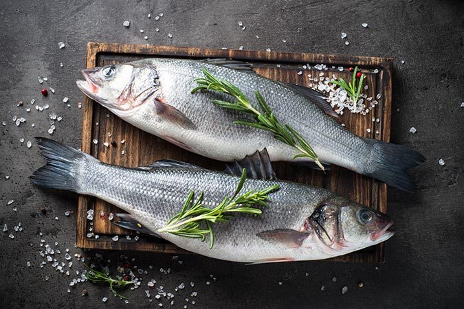 preparando lubina a la sal